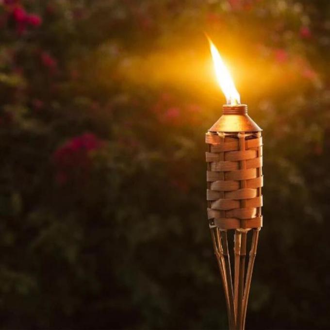 Antorcha Tiki de bambú natural con soporte de mecha de metal negro para decoración al aire libre 1