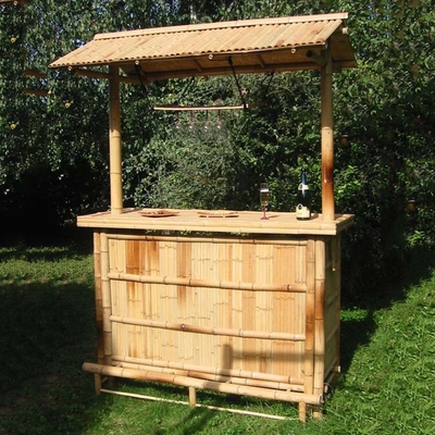 Comerciantes de bambú al aire libre kits de bar Tiki con techo y estante de botellas Bebida, sillas de bambú con respaldo