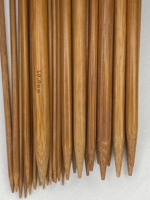El doble de bambú carbonizado señaló las agujas que hacían punto para el hilado creativo hecho a mano de DIY