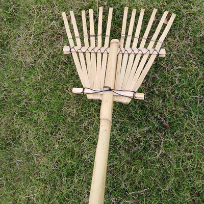 El jardín hecho a mano del rastrillo de bambú natural rastrilla la ayuda de la grada modificada para requisitos particulares