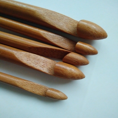 El gancho de ganchillo de bambú de madera ergonómico fijó 8 pedazos para el principiante