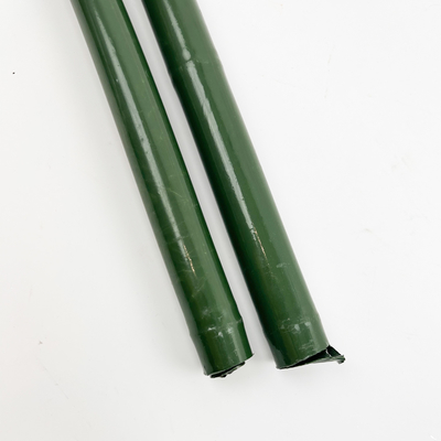El plástico cubrió el bambú crudo natural postes para las ayudas de las participaciones de la planta de los árboles de los tomates