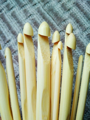 El gancho de ganchillo de madera de bambú de los regalos hechos a mano fijó la superficie lisa ligera