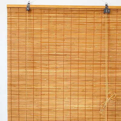Cortinas tradicionales de bambú tejido, separadores de ambientes rústicos y persianas