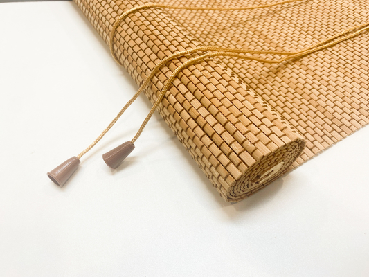 Cortinas tradicionales de bambú tejido, separadores de ambientes rústicos y persianas