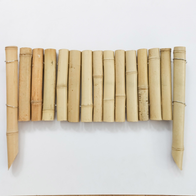 Elegante cerca natural de bambú para un hermoso jardín